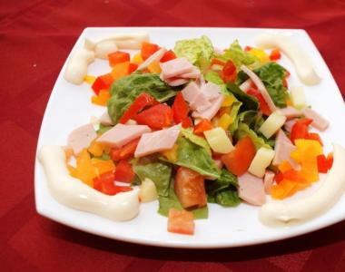 Новогодний салат с ветчиной и сыром рецепт