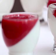 Panna cotta s jahodovou omáčkou Recept na jahodovou panna cottu krok za krokem od Andy Chefa