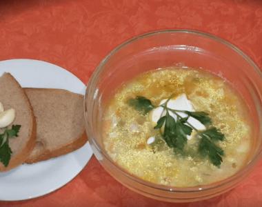 วิธีปรุง Rassolnik ด้วยข้าวและผักดอง ทำซุปแสนอร่อยในหม้อหุงช้า