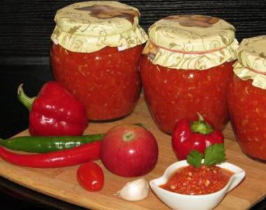 토마토에서 adjika를 요리하는 방법