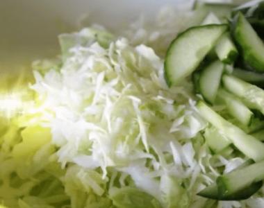 Svaigu kāpostu salāti: ļoti garšīgu un veselīgu salātu receptes ar fotogrāfijām