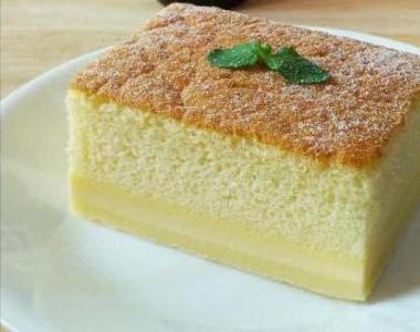 커스터드를 곁들인 섬세한 스펀지 케이크 : 단계별 레시피